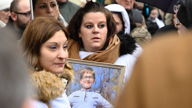 La mère de Lucas avec une photo de son fils, décédé le 13 janvier 2023. [AFP]