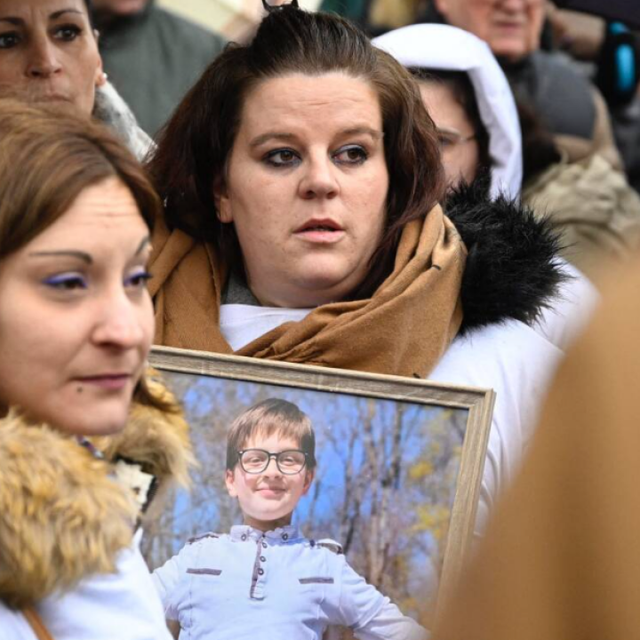 La mère de Lucas avec une photo de son fils, décédé le 13 janvier 2023. [AFP]