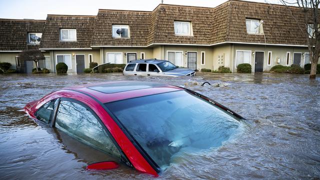 Inondation dans un quartier de Merced, à la hauteur de San José, en Californie (centre), le mardi 10 janvier 2023. [Keystone - AP Photo/Noah Berger]