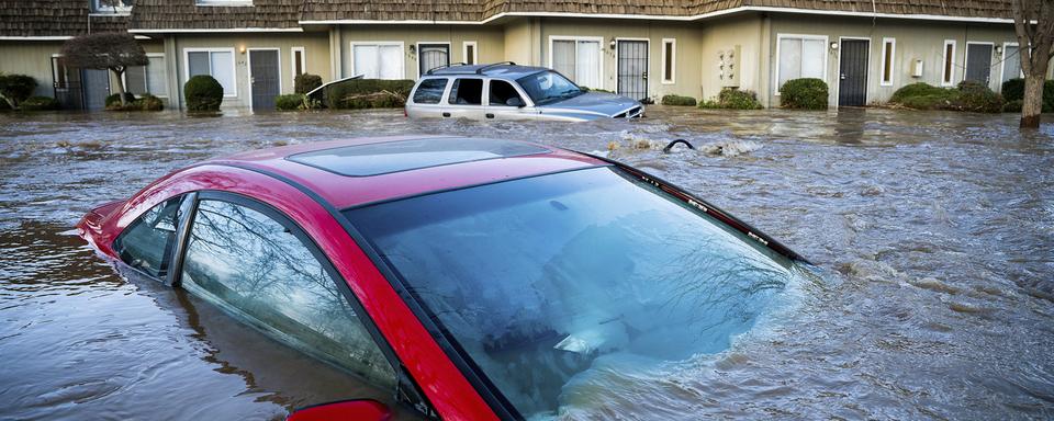 Inondation dans un quartier de Merced, à la hauteur de San José, en Californie (centre), le mardi 10 janvier 2023. [Keystone - AP Photo/Noah Berger]