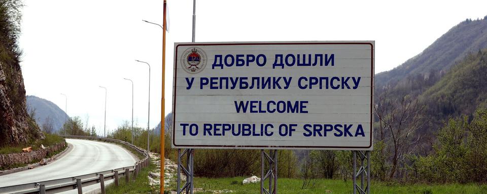 Panneau routier indiquant "Bienvenue dans la République de Srpska" à la périphérie de Sarajevo (Bosnie-Herzégovine), le 27 avril 2023. La République Srpska est une région autonome serbe de Bosnie et l'une des deux entités ethniques du pays créées en vertu de l'accord de paix de Dayton, qui a mis fin à la guerre de 1992-1995. Bien que ce panneau ne soit qu'une information routière, le leader des Serbes de Bosnie Milorad Dodik a averti qu'il pourrait devenir une véritable frontière entre les entités de la Bosnie. [Keystone/EPA - Fehim Demir]