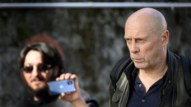 Le polémiste franco-suisse Alain Soral, à droite, quitte le palais de justice après son procès en appel pour homophobie contre un journaliste, à Lausanne, le 27 septembre 2023. [Keystone - Laurent Gillieron]