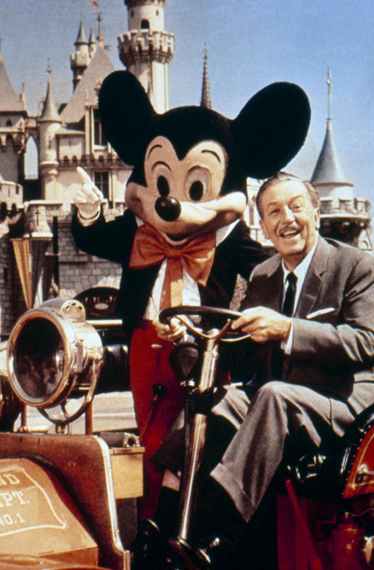 Walt Disney en bonne compagnie en 1955. [AFP - Collection 7e Art / Photo12]
