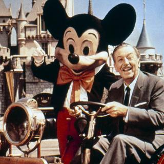 Walt Disney en bonne compagnie en 1955. [AFP - Collection 7e Art / Photo12]