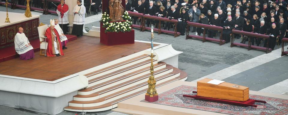 Le pape François devant le cercueil du pape émérite Benoît XVI. [Keystone - EPA/Radek Pietruszka]