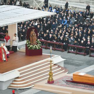 Le pape François devant le cercueil du pape émérite Benoît XVI. [Keystone - EPA/Radek Pietruszka]