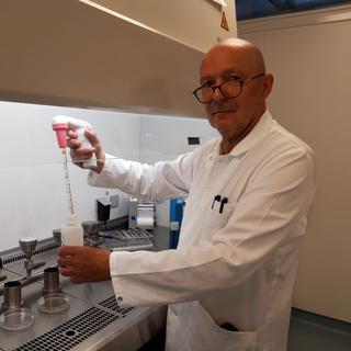 Michel Yerli, laborantin en microbiologie. [RTS - Bastien Von Wyss]