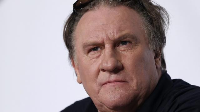 En plus d'avoir été accusé par seize femmes de viols, agressions sexuelles ou violences sexistes, Gérard Depardieu a été filmé sexualisant une fille mineure. [Keystone/EPA - Guillaume Horcajuelo]