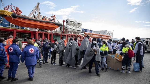 Des migrants débarquent dans le port de Salerne, dans le sud de l'Italie, le 4 avril 2023. [AFP - Stringer/Anadolu Agency]