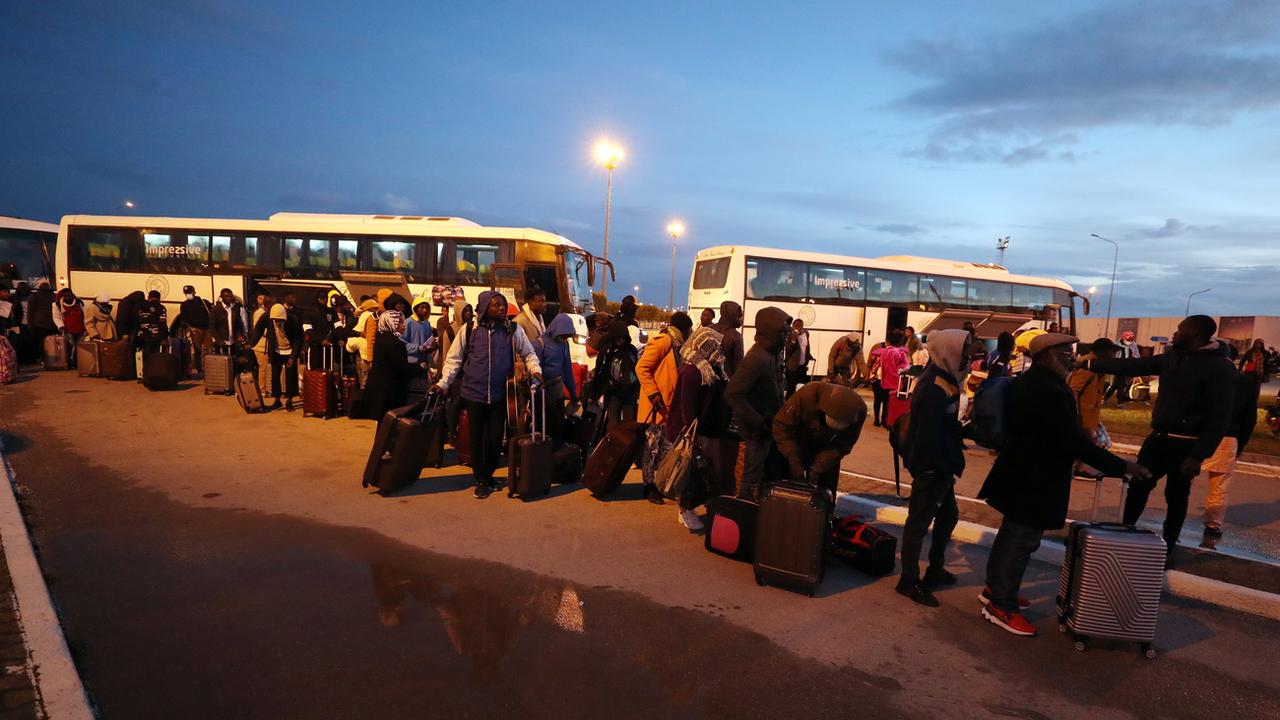 Des vols spéciaux rapatrient des Maliens et des Ivoiriens chez eux depuis la Tunisie. [Keystone/EPA - Mohamed Messara]