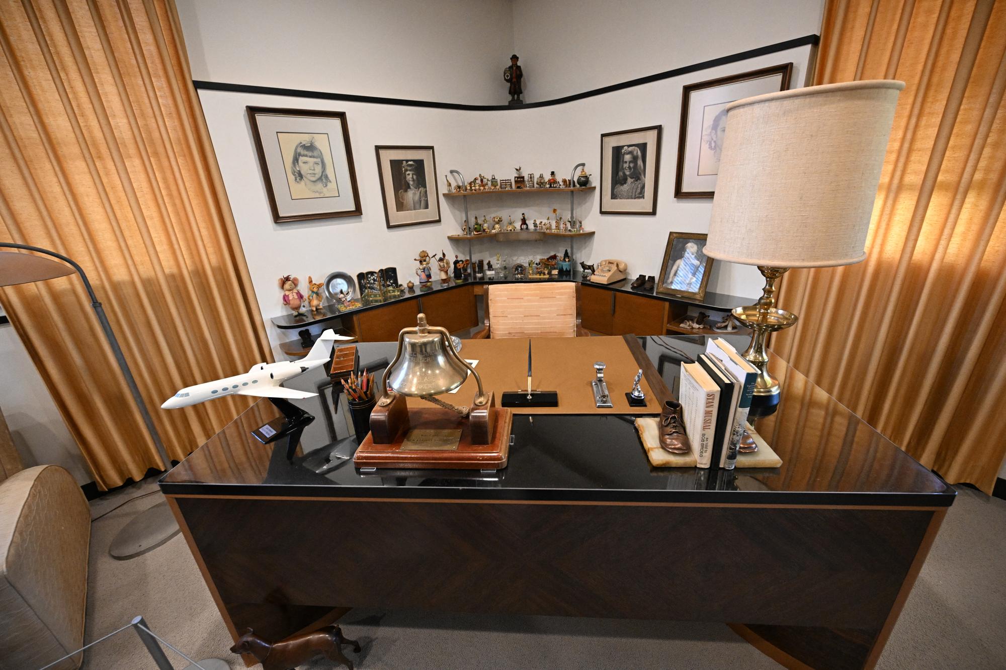 Le bureau privé de Walt Disney lors d'une visite médiatique du Disney Studio et des archives de Walt Disney, le 20 juin 2023 à Burbank, en Californie. [afp - Robyn Beck]