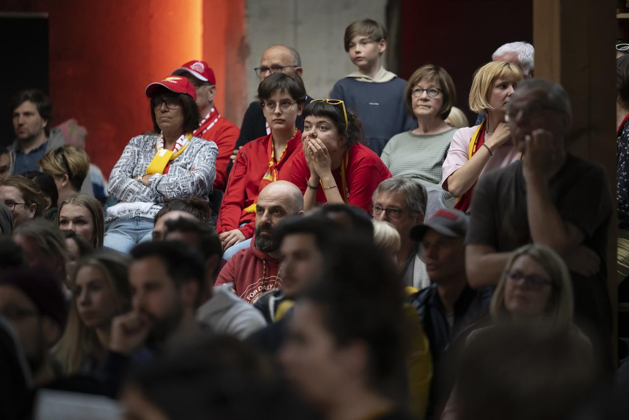 Les supporters du HC Bienne partagés entre déception et fierté. [KEYSTONE - ANTHONY ANEX]