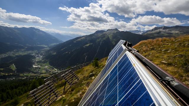 Une vue sur les panneaux solaires installés sur des paravalanches dans les Alpes valaisannes le mercredi 3 aout 2022 a Bellwald. [Keystone - Jean-Christophe Bott]