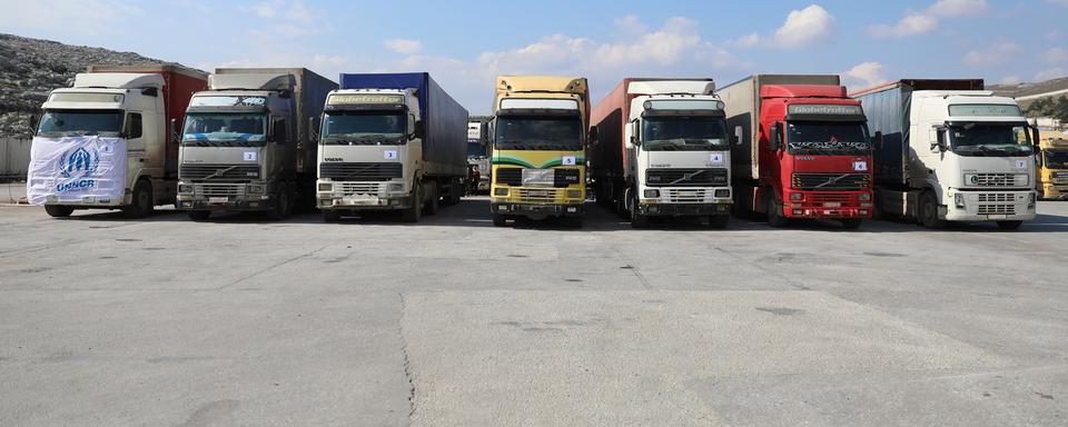 Camions d'aide humanitaire au poste-frontière syrien de Bab al-Hawa, 11.02.2023. [EPA/Keystone - Yahya Menah]