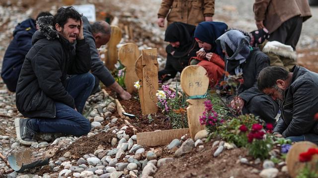 En Turquie, après les deux puissantes secousses qui ont dévasté le sud et l’est du pays en février, des centaines de milliers de rescapés survivent sur la zone. [EPA/Keystone - Erdem Sahin]