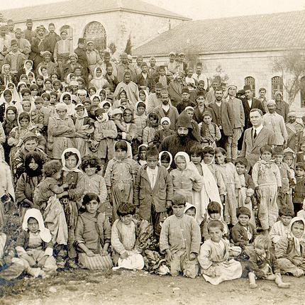 Des survivants du génocide arménien découverts à Salt et envoyés à Jérusalem en avril 1918. [Wikicommons - Armenian General Benevolent Union Archives (AGBU)]