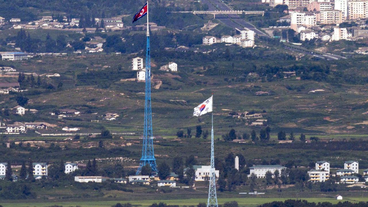 Les drapeaux de la Corée du Nord et de la Corée du Sud près de la zone frontalière entre les deux Corées à Paju, en Corée du Sud, le 9 août 2021. [Keystone - Im Byung-shik/Yonhap via AP, File]