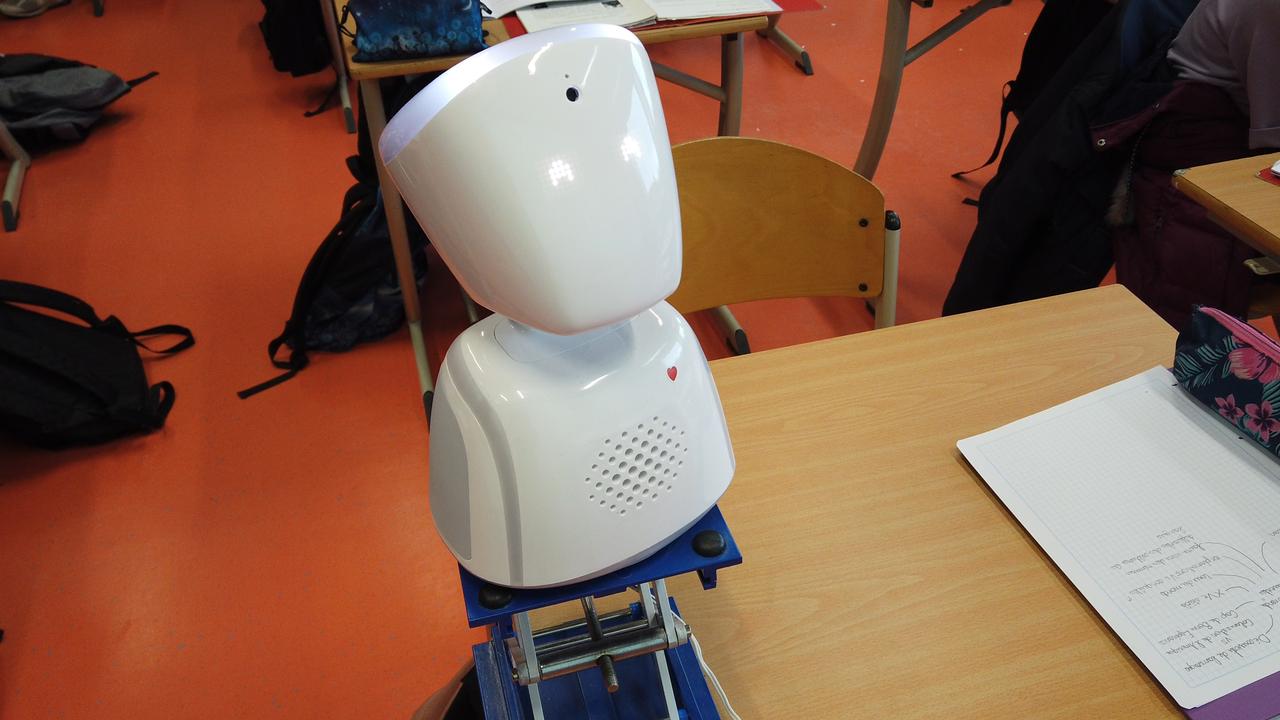 Un robot AV1, qui permet à un enfant malade de suivre l'école à distance. [RTS - Mathieu Henderson]