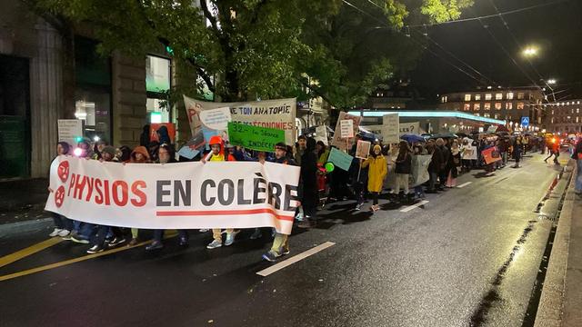 A Lausanne, les physiothérapeutes romands manifestent contre la réforme sur leurs tarifs. [RTS]