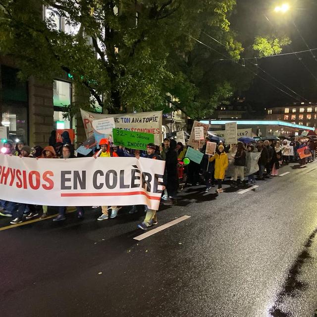 A Lausanne, les physiothérapeutes romands manifestent contre la réforme sur leurs tarifs. [RTS]