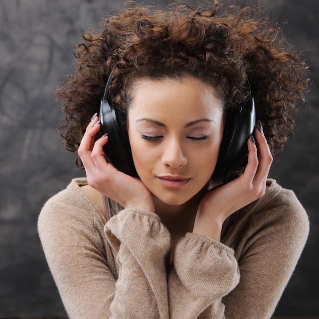 Femme qui écoute de la musique [Depositphoto - Stokkete]