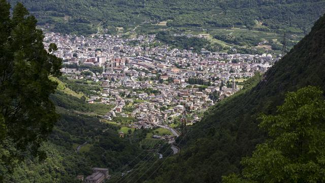 En Lombardie, région limitrophe du Tessin, la police nord-italienne affirme que les forêts de la frontière sont devenue une plaque tournante du commerce et du trafic de drogue. [Keystone - Peter Klaunzer]