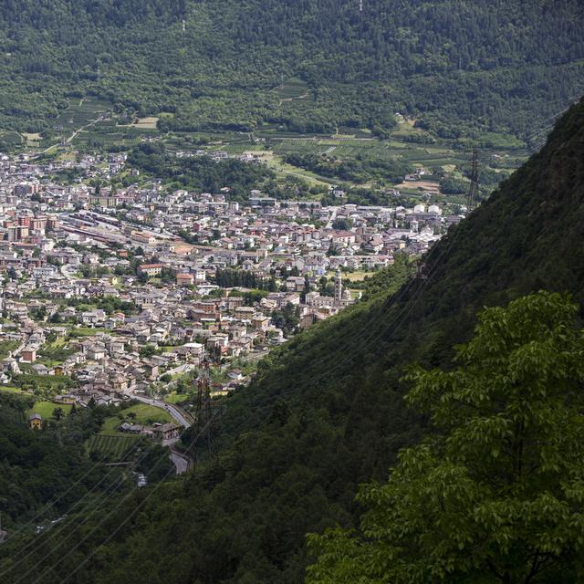 En Lombardie, région limitrophe du Tessin, la police nord-italienne affirme que les forêts de la frontière sont devenue une plaque tournante du commerce et du trafic de drogue. [Keystone - Peter Klaunzer]