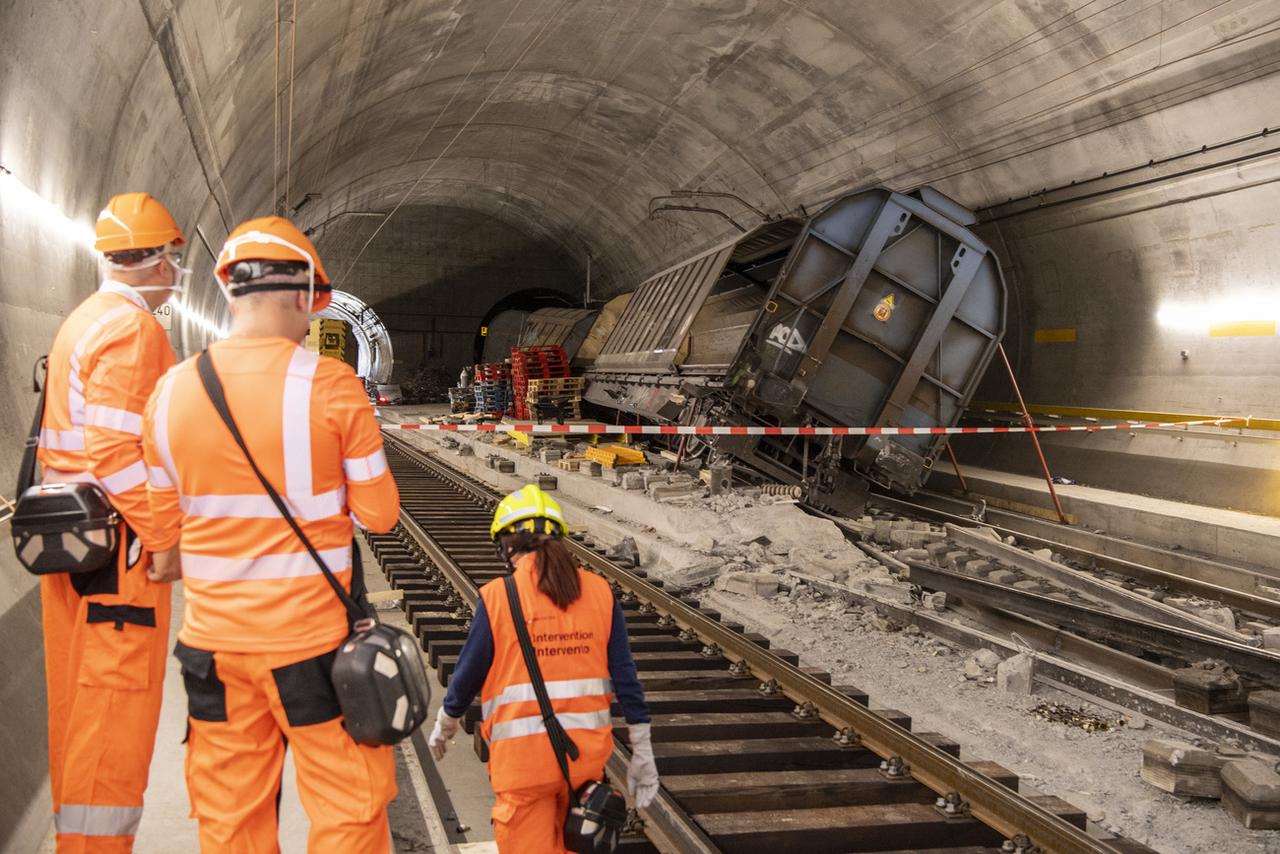 Le bris d'un essieu serait en cause dans l'accident du train de marchandises dans le tunnel du Gothard. [Keystone - Urs Flueeler]