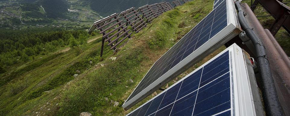 Sur cette image, le parc solaire de Bellwald dans la vallée de Conches, en Haut-Valais. [KEYSTONE - Jean-Christophe Bott]