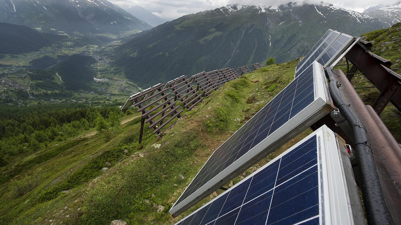 Sur cette image, le parc solaire de Bellwald dans la vallée de Conches, en Haut-Valais. [KEYSTONE - Jean-Christophe Bott]