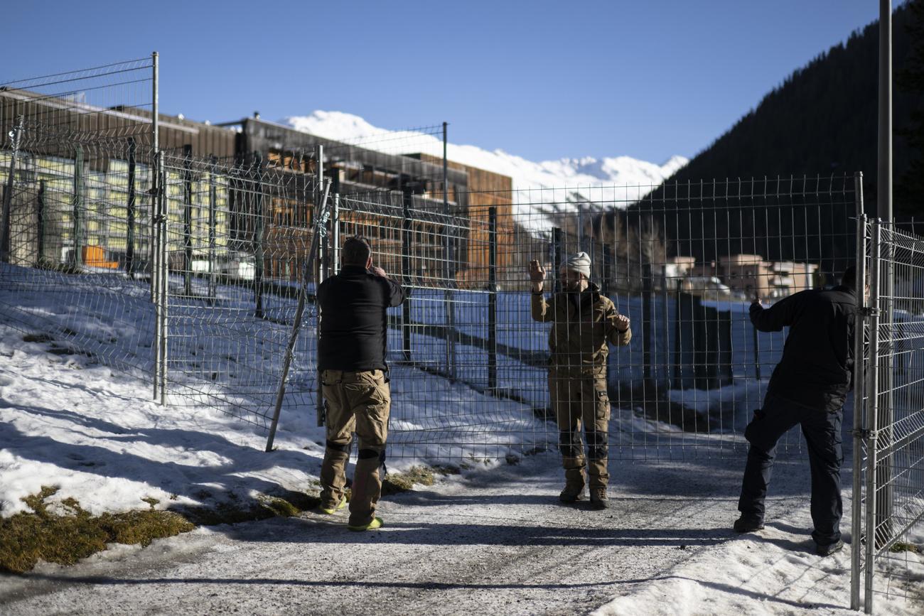 Des militaires installent des barrières près du Centre de Congrès de Davos. [Keystone - Gian Ehrenzeller]