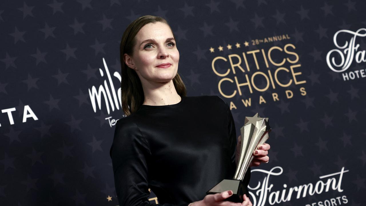 La compositrice islandaise Hildur Gudnadottir, récompensée pour la musique du film "Tar" lors des Critics' Choice Movie Awards à Los Angeles en janvier 2023.