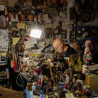 L'artiste Michel Nedjar dans son atelier à Paris. [Mario del Custo]