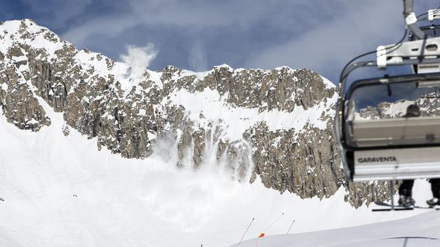 Une avalanche déclenchée préventivement dans la station de Bealp dans le canton de Berne. [Keystone - Dominic Steinmann]