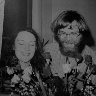 Lisa Wildhaber et son mari Daniel dans les années 70, quand le couple manifestait contre la prolifération de l'énergie nucléaire en Suisse. [Daniel Wildhaber - DR]