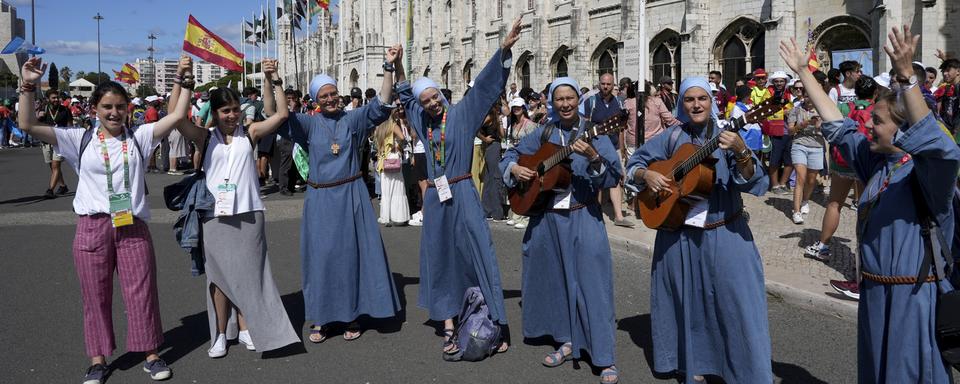 Mardi 1er août: un groupe de nonnes espagnoles à Lisbonne pour les Journées mondiales de la jeunesse. [Keystone - Ana Brigida]