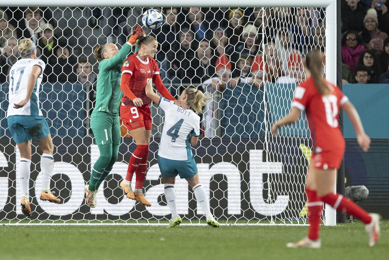 Gaelle Thalmann dégage le ballon des poings. [KEYSTONE - Michael Buholzer]