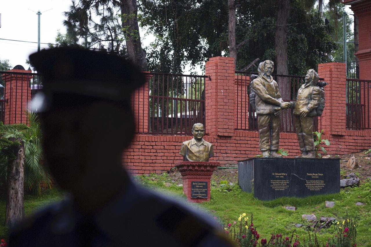 Les statues de Sir Edmund Hillary et Tenzing Norgay Sherpa à l'office du tourisme de Katmandou, au Népal, en l'honneur du 70e anniversaire de la première ascension de l'Everest en 1953 par les alpinistes. [Keystone/AP Photo - Niranjan Shrestha]