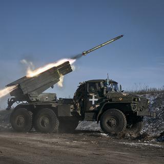 L'armée ukrainienne lance de multiples roquettes sur les positions russes près de la frontière de Soledar, dans la région de Donetsk. [AP Photo/Keystone - Libkos]