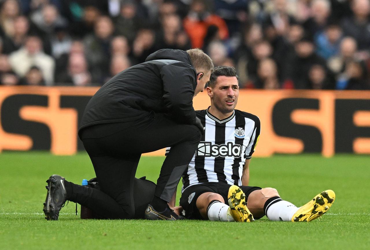 Fabian Schär a dû quitter prématurément la pelouse contre Fulham. [Imago - Richard Lee]