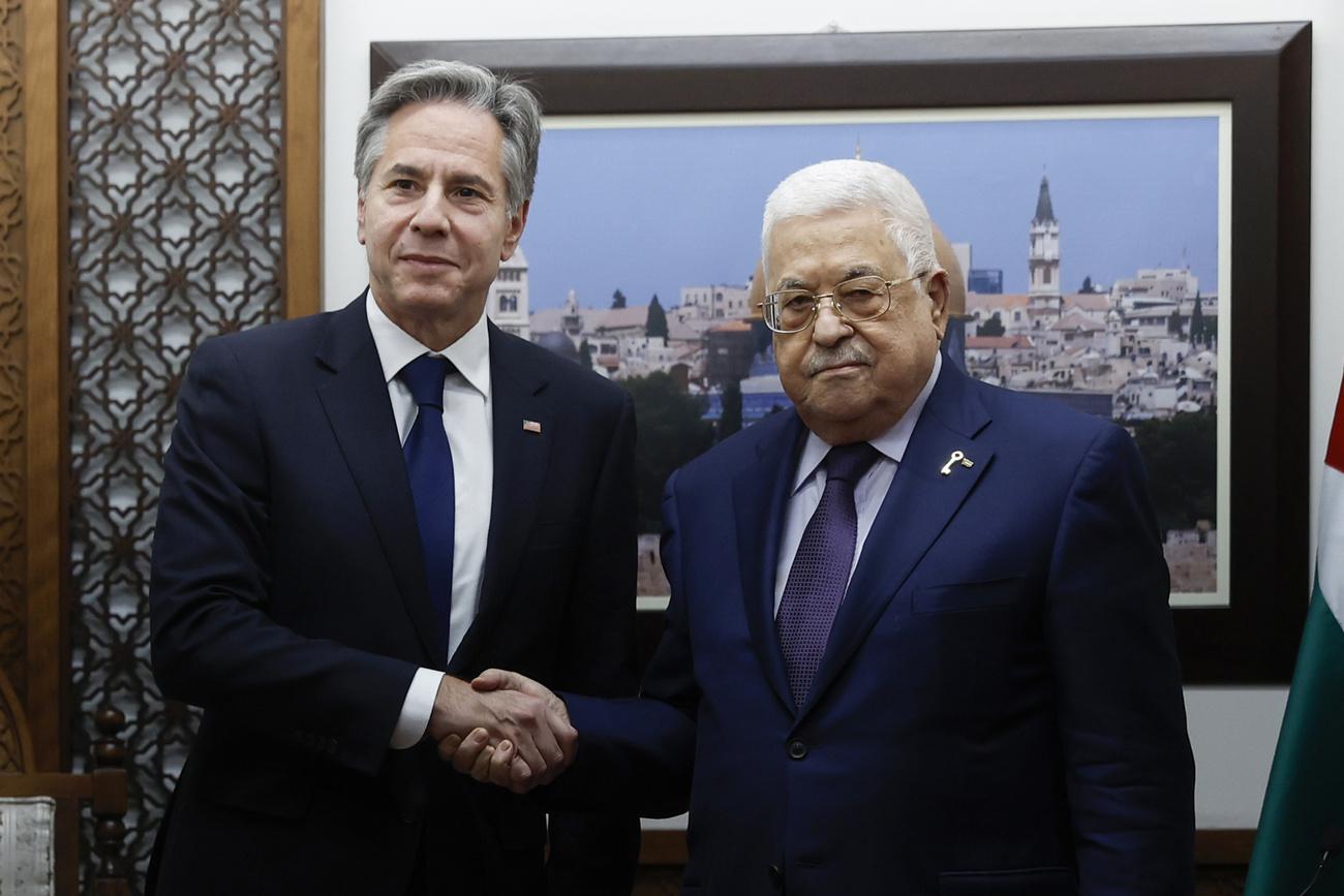 Le secrétaire d'Etat américain Antony Blinken en visite surprise en Cisjordanie, où il a rencontré Mahmoud Abbas. [Keystone - Jonathan Ernst/Pool photo via AP]