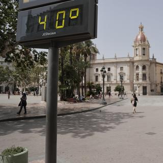 Un panneau montrant une température de 40°C à Valence en Espagne, le 10 août 2023. [Keystone/EPA - Manuel Bruque]