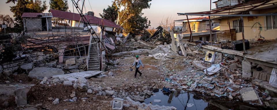 Un homme au milieu des ruines dans le village de Demirkopu, en Turquie. [Keystone - EPA/Martin Divisek]