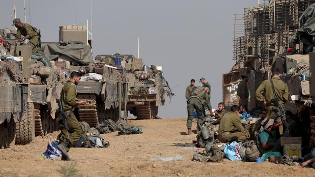 Des soldats israéliens près de la frontière avec la bande de Gaza, dans le sud d'Israël, le 3 décembre 2023. [Keystone - EPA/ATEF SAFADI]