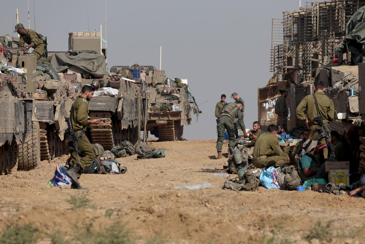 Des soldats israéliens près de la frontière avec la bande de Gaza, dans le sud d'Israël, le 3 décembre 2023. [Keystone - EPA/ATEF SAFADI]