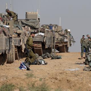 Des soldats israéliens près de la frontière avec la bande de Gaza, dans le sud d'Israël, le 3 décembre 2023. [Keystone - EPA/ATEF SAFADI]