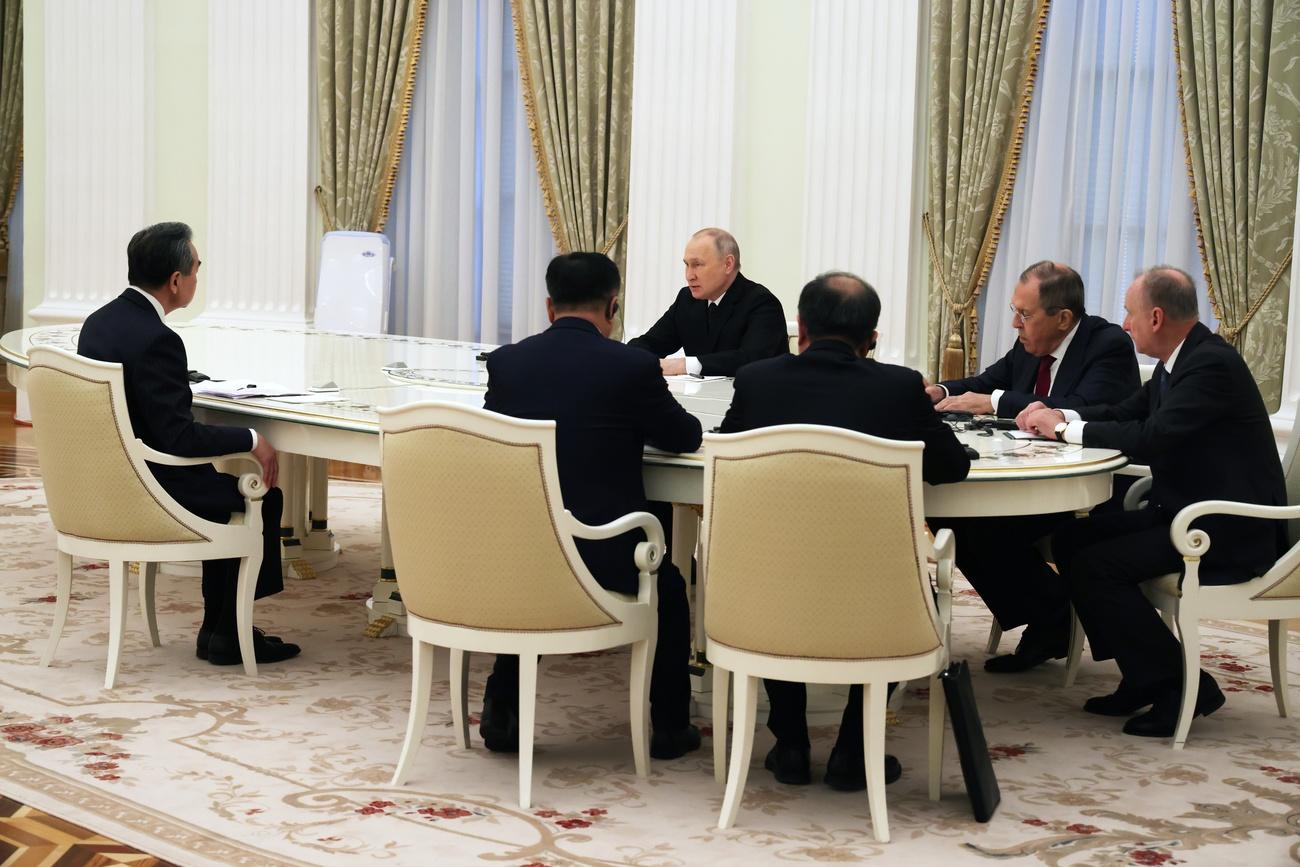 Le président russe Vladimir Poutine a rencontré le chef de la diplomatie chinoise Wang Yi le 22 février 2022 au Kremlin. Cette image est fournie par les services de presse russes. [KEYSTONE - EPA/ANTON NOVODEREZHKIN/SPUTNIK/KREMLIN]
