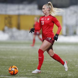 Alisha Lehmann est une joueuse de football suisse alémanique qui sait jouer des réseaux sociaux et de la popularité de son image marketing. [Keystone/AP Photo - Mindaugas Kulbis]