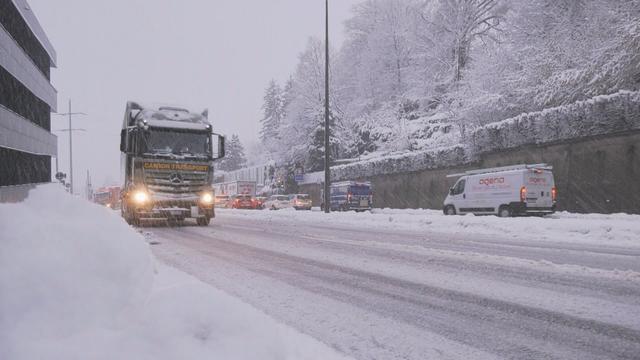 La circulation était difficile mercredi matin 18 janvier sur les hauts de Lausanne. [RTS]