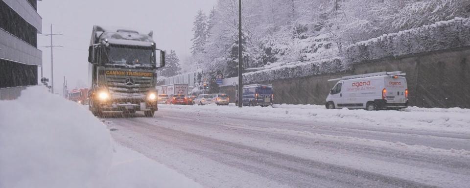 La circulation était difficile mercredi matin 18 janvier sur les hauts de Lausanne. [RTS]